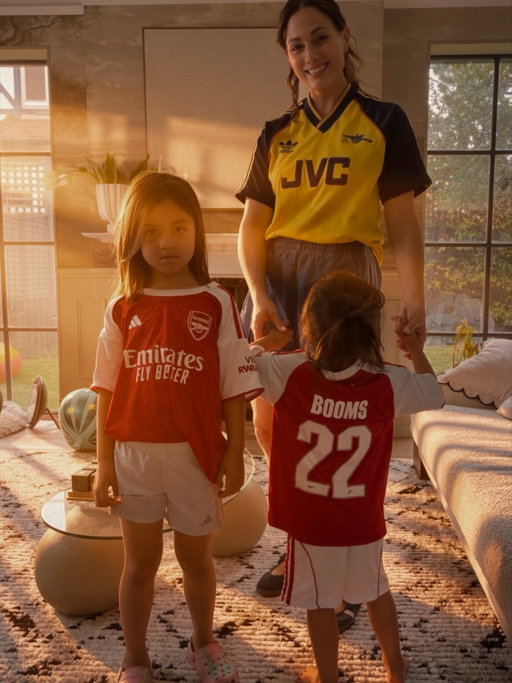 Honouring the parade from the safety of home. Sad to miss it but happy to let just one forth of our family be smothered by 1.5 million happy people with nowhere to wee or escape. And he’s 6 foot 2 so prob the safest choice. CHAMPIONS ♥️🤍
#no22 #AFC