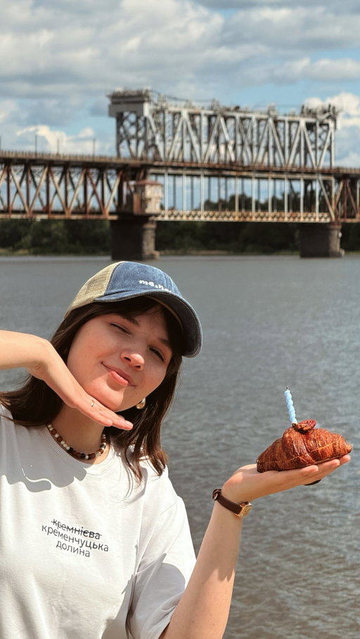 Любий, такий рідний Кременчук, сьогодні твій день 🥹💙

Так, ми розуміємо, що можливо і не зовсім «День народження», як ми звикли це розуміти, але точно день, коли всі ми можемо сказати тобі «дякуємо» 🫶🏻

Дякуємо за світанки над Дніпром і за вечори, які так не хочеться завершувати.

Дякуємо за затишні вулиці, зелені парки та місця, де народжуються найтепліші спогади.

Дякуємо за друзів, яких ми тут зустріли, за кохання, яке тут знайшли, і за людей, які роблять тебе особливим.

Дякуємо за дитинство, за юність, за моменти радості й за час, коли ти ставав для нас місцем сили.

Дякуємо за відчуття дому. За те, що куди б не вели дороги, частинка серця завжди залишається тут.

Просто найкраще місто на Землі 💙

Ти Міць. Ти Кремінь. ✊🏻