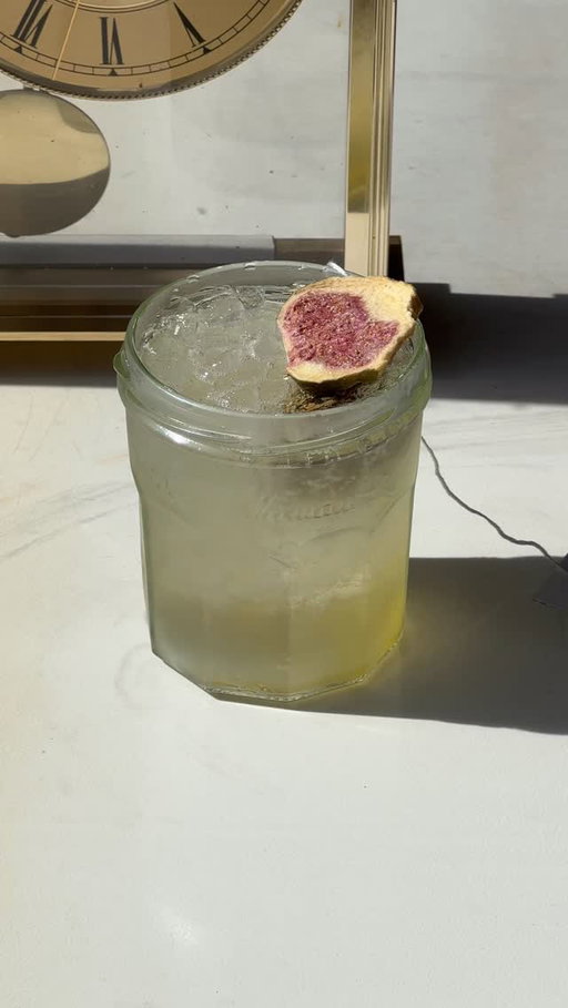 shaken honey chamomile iced tea ✨🌼

recipe:
〰️honey
〰️ice
〰️chamomile tea bag
〰️water
〰️freeze dried fig

#homecafe #refreshingdrink #icedtea #teatime #shakentea
