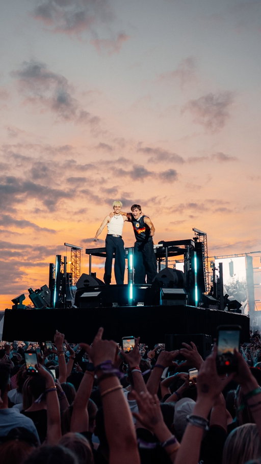 10.000 people. my biggest headline show. first it got cancelled because of storm and rain. i couldn’t believe that our very first show of the open air tour would start like this. we were all so devastated. like you guys. we were all soooooo excited and then the German weather kicks in. but then we got told we could postpone it to the next day. and WE did it. and it ended up to beautiful moments like these. huge thank you to all the Münster people for staying strong and being with me. i felt like we had double the energy cause friday wasn’t an easy one. i can’t find the right words what the show meant to me. and big thank you to @jbsssssssssssss for joining me on stage. absolute legend of a guy and artist ♥️ 🎥 @louis.km @paulnieber @jonashackenjos @thatkaiser @paul.kuester @moschmittem @geraetzky