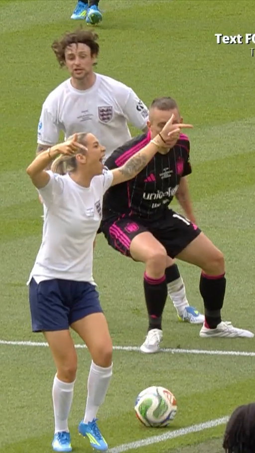 Obsessed with GK Barry celebrating a pass and missing the next one 😂 

#SoccerAid #GKBarry