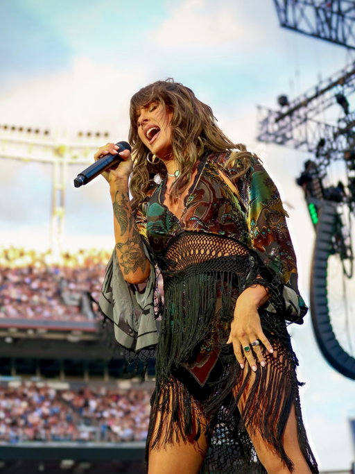 Took a Canon G7X to a concert for fun and had never used it before. Safe to say it beat my iPhone photos! It was a super windy set during Ella’s performance, but I still managed to get a couple shots I liked. 📸✨

#ellalangley #ellalangleyconcert #countryconcert #canong7xmarkⅱi