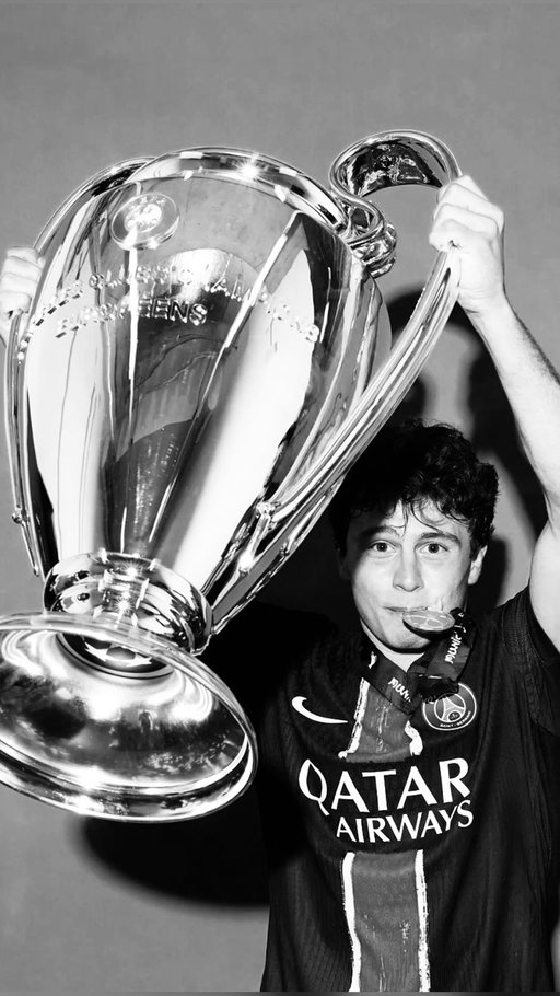 🇵🇹⭐️

João Neves es un joven talento del fútbol portugués, nacido el 10 de enero de 2003. Desde sus inicios, ha mostrado habilidades excepcionales en el campo, destacándose como mediocampista en las categorías juveniles del Benfica. Su visión de juego, técnica y capacidad para recuperar el balón lo han hecho destacar entre sus compañeros, lo que le permitió ser parte de las selecciones juveniles de Portugal.

En la temporada 2022-2023, Neves debutó con el primer equipo del Benfica, donde rápidamente captó la atención de entrenadores y aficionados. Su desempeño en la liga y competiciones europeas ha sido notable, ayudando al equipo en diversas ocasiones con asistencias clave y control del ritmo del juego. La combinación de su juventud y talento lo convierte en un prospecto prometedor para el futuro del club y del fútbol en general.

Fuera del campo, Joao Neves se caracteriza por su dedicación y disciplina. Es conocido por su ética de trabajo y su deseo de mejorar constantemente, lo que le ha valido el respeto no solo de sus compañeros, sino también de figuras icónicas del deporte. A medida que avanza su carrera, muchos observadores del fútbol están atentos a su evolución, anticipando que se convertirá en una figura destacada en el deporte a nivel internacional.

#joaoneves #psg #uefachampionsleague #paris #champions