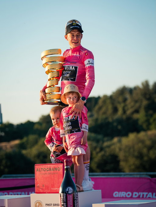 𝗗𝗲𝗮𝗿 𝗝𝗼𝗻𝗮𝘀,

You joined us in 2019 as a young, modest rider full of dreams. Back then, even you could hardly have imagined those dreams would one day become reality.

You quickly proved your talent and not long after delivered the team’s greatest success by winning the Tour de France, followed by a second victory just a year later.

It seemed as if the future lay entirely at your feet until everything suddenly came to a standstill after a serious crash in the spring of 2024. Those moments must have felt endless, but you kept fighting.

A few months later you were back in the Tour, once again showing what an extraordinary fighter you are by finishing second behind perhaps the best rider in the world.

You never stopped chasing your dreams. Last summer you claimed your first La Vuelta victory and now, with the Giro d’Italia, you have completed the trilogy.

You have done yourself great honour in reaching this milestone. Achievements like these are reserved for the very best in the sport. But you have not only honoured yourself, you have also honoured the team. Your journey is now Woven Into History, marking a new chapter in our team’s history, and for that we will be forever grateful.

With heartfelt thanks from the whole team. 💌

#wovenintohistory