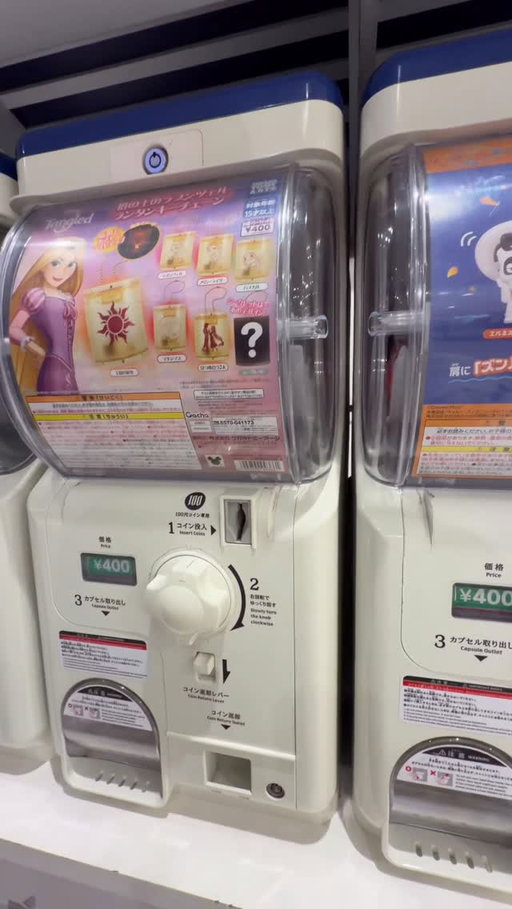part 2 and yes we made some progress! only took a million tries and we may or may not have broke the machine…. and pascal is being very a very cheeky chameleon hiding from us ☀️🦎

#japan #tokyo #tangled #gashapon #disneystore