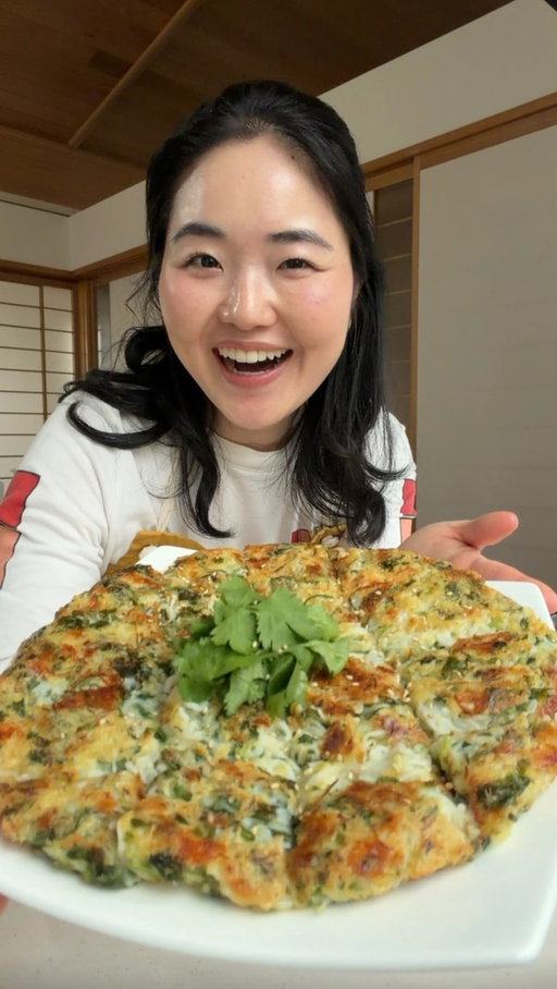 KONNYAKU SERIES PART 3 ✨
This time I’m partnering with the National Konnyaku Organization in Japan to share one of my recent favorite recipes — a fluffy & crispy shirataki bake!

It comes together in about 20 minutes, and I’ve been making it on repeat the past few weeks. I’ve tried swapping in green onions, spinach, and different herbs, and I love the texture that shirataki (konnyaku noodles) add to this dish 🤍

If you’re still not sure what konnyaku is, check out Part 1 and Part 2 of this series! ☺️

In this video, I’m also sharing two simple ways to get rid of that slightly fishy konnyaku smell — since that was one of the most common questions I got ;)

We’re using shirataki noodles here, but chopping them up to mimic the “konnyaku rice” you can find in Japan (which can be harder to find abroad!).

As always, let me know your konnyaku questions 🫶
Full recipe is on @tokyorecipes.bynadia or linked in my bio!

こんにゃくシリーズ第3弾 ✨
今回は、日本こんにゃく協会様と一緒に、最近お気に入りの「もちカリ白滝焼き」をご紹介します！

約20分で作れて、ここ最近ずっとリピートしてるレシピです🤍
青ネギやほうれん草、いろんなハーブでアレンジしても美味しくて、白滝のこの食感が本当に好き…！

「こんにゃくって何？」って思っている方は、ぜひPart 1とPart 2も見てみてください☺️

こんにゃく特有のちょっと気になる匂いを取る方法も2つ紹介しています！前回すごく質問が多かったポイントです；）

今回は白滝を使っていますが、細かくカットして「こんにゃくライス」っぽくしています（海外だと少し手に入りにくいので！）

こんにゃくについて気になることがあれば、ぜひコメントで教えてくださいね🫶
レシピは @tokyorecipes.bynadia かプロフィールから見れます！

#PR #こんにゃく #konjac #しらたき #shiratakinoodles