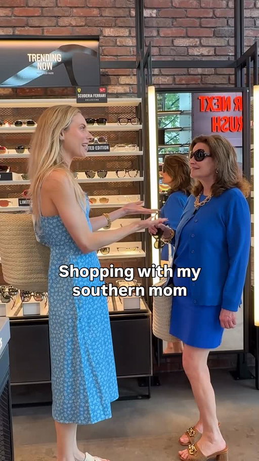 The bigger the shades, the smaller the hips 😎  #nashville #comedy #motherdaughter @rayban