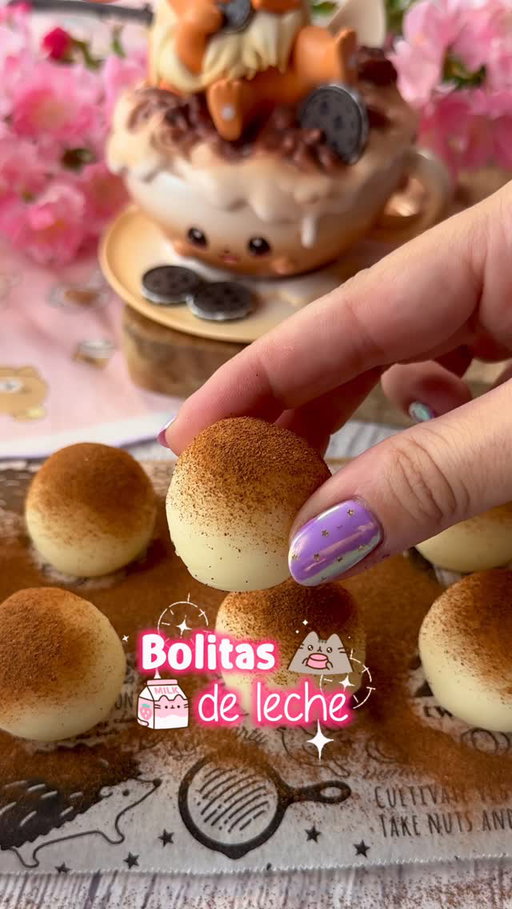 🍡 BOLITAS DE LECHE 🥛

🌸 Solo llevan 4 ingredientes y son súper sencillas de preparar y están riquísimas 😍. Es una alternativa fácil a los mochis, sin necesidad de harina de arroz glutinoso, y aunque no son idénticos, sí que se le parecen un montón
 
🌸INGREDIENTES
➖ 170 ml de leche
➖ 5 gr de endulzante yummy flavors o 50 gr de azúcar
➖ 60 gr de Maizena
➖ Canela para espolvorear

🍡 Mezcla los ingredientes en frío, cuela para evitar granitos y calienta a fuego medio sin dejar de remover hasta que se ponga denso
🍡 Verás que la masa empieza a despegarse de las paredes. Deja enfriar y forma bolitas con las manos
🍡 Espolvorea con canela 

⁣ #recetasburpee_vet  #postres #recetas
