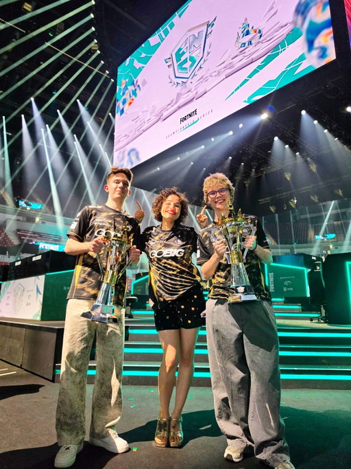 #FNCS Championship Sunday and some BTS bits (proper pro photos later this week). Shouout to @vicotryona and @malibucafn for the win - we're all so happy for you.

@fncompetitive is a family thing - from the talent to the crew who keep things going and set us up for success, tournament operations, players, content creators and the fans at home and in the arena. We all do this together. It's a dream factory. One run with tons of passion and very little sleep. See you in chat for Major 2 and in Antwerp to top off the season.