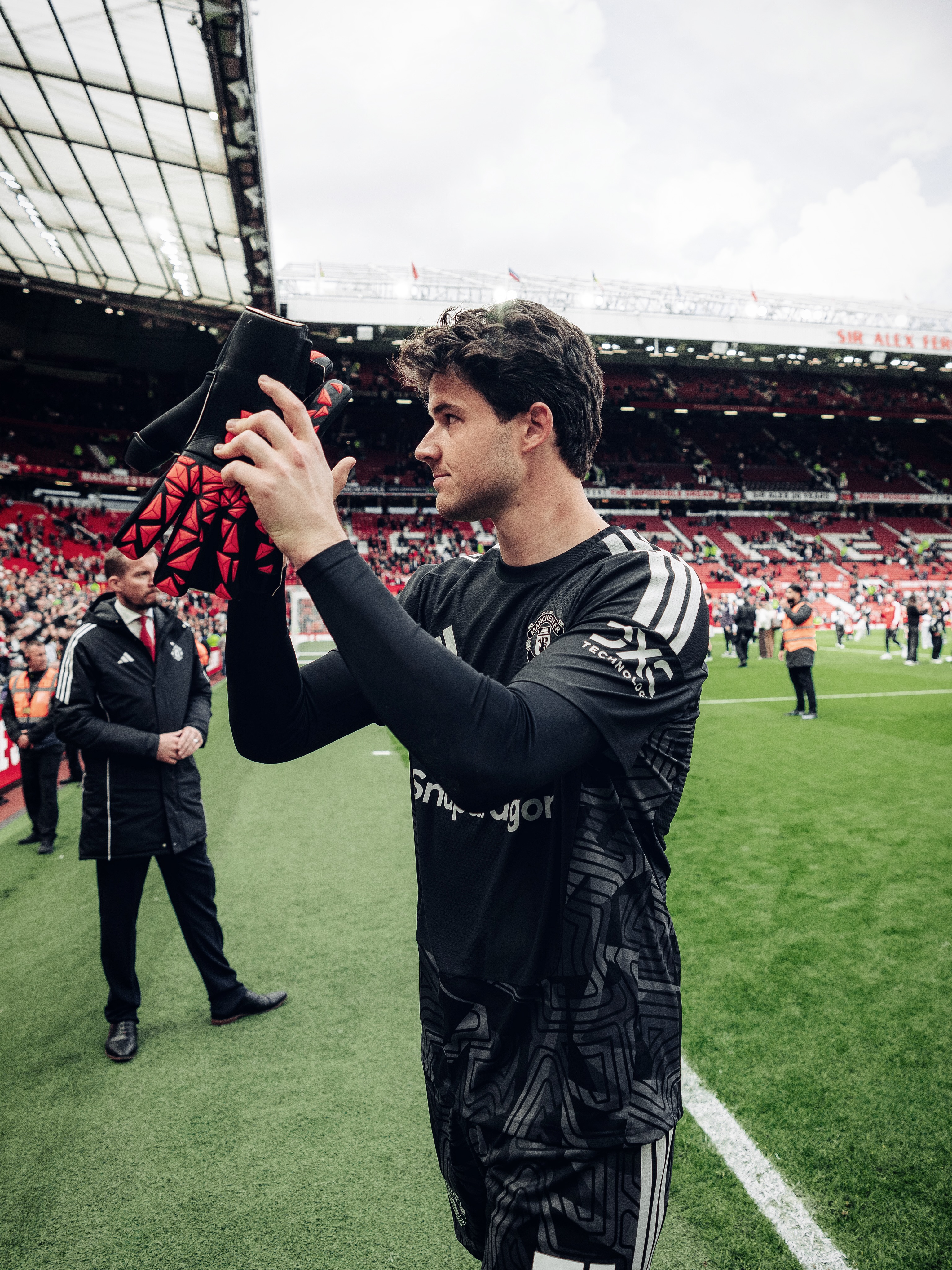 🚨 𝐎𝐅𝐅𝐈𝐂𝐈𝐀𝐋: Man United GK Senne Lammens wins 𝐒𝐢𝐠𝐧𝐢𝐧𝐠 𝐨𝐟 𝐭𝐡𝐞 𝐒𝐞𝐚𝐬𝐨𝐧 𝐀𝐰𝐚𝐫𝐝 from the Premier League! 🏅

The Belgian goalkeeper has beaten these competitors 😲💥

🇧🇷 João Pedro
🇨🇭 Granit Xhaka
🇫🇷 Rayan Cherki
🇫🇷 Adrien Truffert
🇸🇪 Viktor Gyökeres
🇧🇪 Senne Lammens
🇬🇭 Antoine Semenyo
🏴󠁧󠁢󠁥󠁮󠁧󠁿 Dominic Calvert-Lewin

Who’s 𝐘𝐎𝐔𝐑 winner? 👀