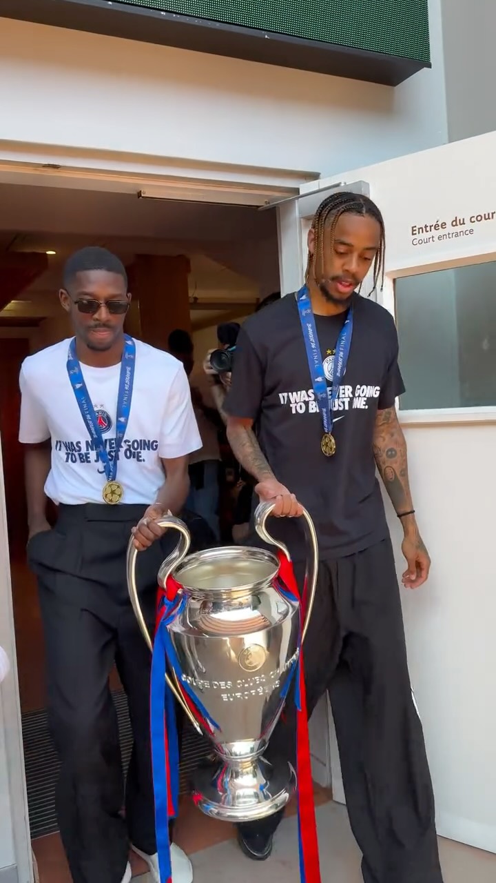 Ousmane Dembele and Bradley Barcola are here with the second Champions League trophy 🏆

#RolandGarros