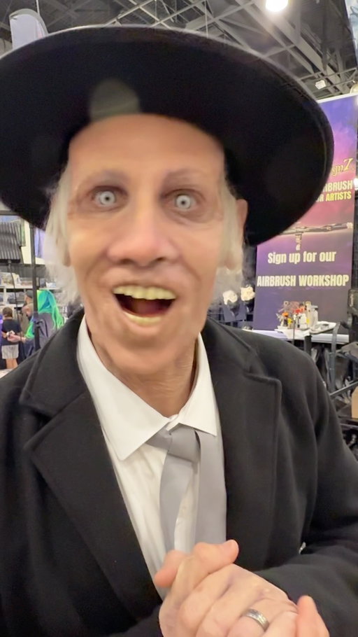 Reverend Kane from Poltergeist II may still be one of the creepiest horror villains ever put on screen.

The smile.
The singing.
The eyes.

And then:

“You’re all going to die.”

Monsterpalooza always delivers deep-cut horror perfection.

#Monsterpalooza #Poltergeist2 #Poltergeist #HorrorMovies #80sHorror