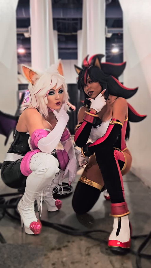 She caught me in a good mood I guess 🙄

@jessicanigri is legit the best and one of the first ppl I started following when I got into cosplay. It’s crazy that it took this long to finally meet her IRL 😭 

#shadowthehedgehog #rougethebat #sonicthehedgehog #cosplay