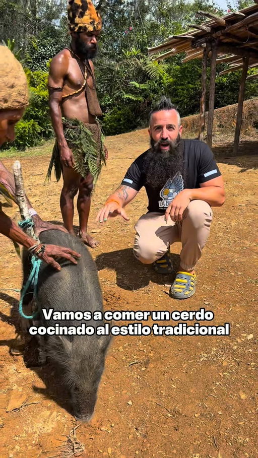 Comiendo cerdo cocinado según el ritual Mumu de la tribu de los Kalam en las montañas de SIMBAI en Papúa Nueva Guinea 🇵🇬 

Hoy en YouTube en el canal de JOE BURGERCHALLENGE se estrena el video en el que mostramos la experiencia completa ¡Tienes que verlo!

Expedición organizada por @ojodenomada y liderada por @lethalcrysis_