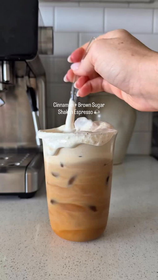 Truly a masterpiece 🤩🤎🫶🏼 

Recipe: 
-2 shots espresso brewed over 1 tbsp brown sugar, dash cinnamon, 1 tbsp vanilla bean paste, pinch of salt 

-shake until frothy & pour over ice, add milk of choice 

Vanilla Cold Foam: 
2 tbsp heavy cream, 1 tbsp milk, 1 tbsp vanilla bean paste- pinch of salt 

#coffee #coffeerecipe #shakenespresso #coffeeathome @risingstarbaking