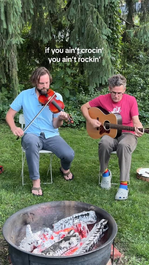 Socks with Crocs are the way to go around a campfire 🪵 

#folk #folkmusic #crocs