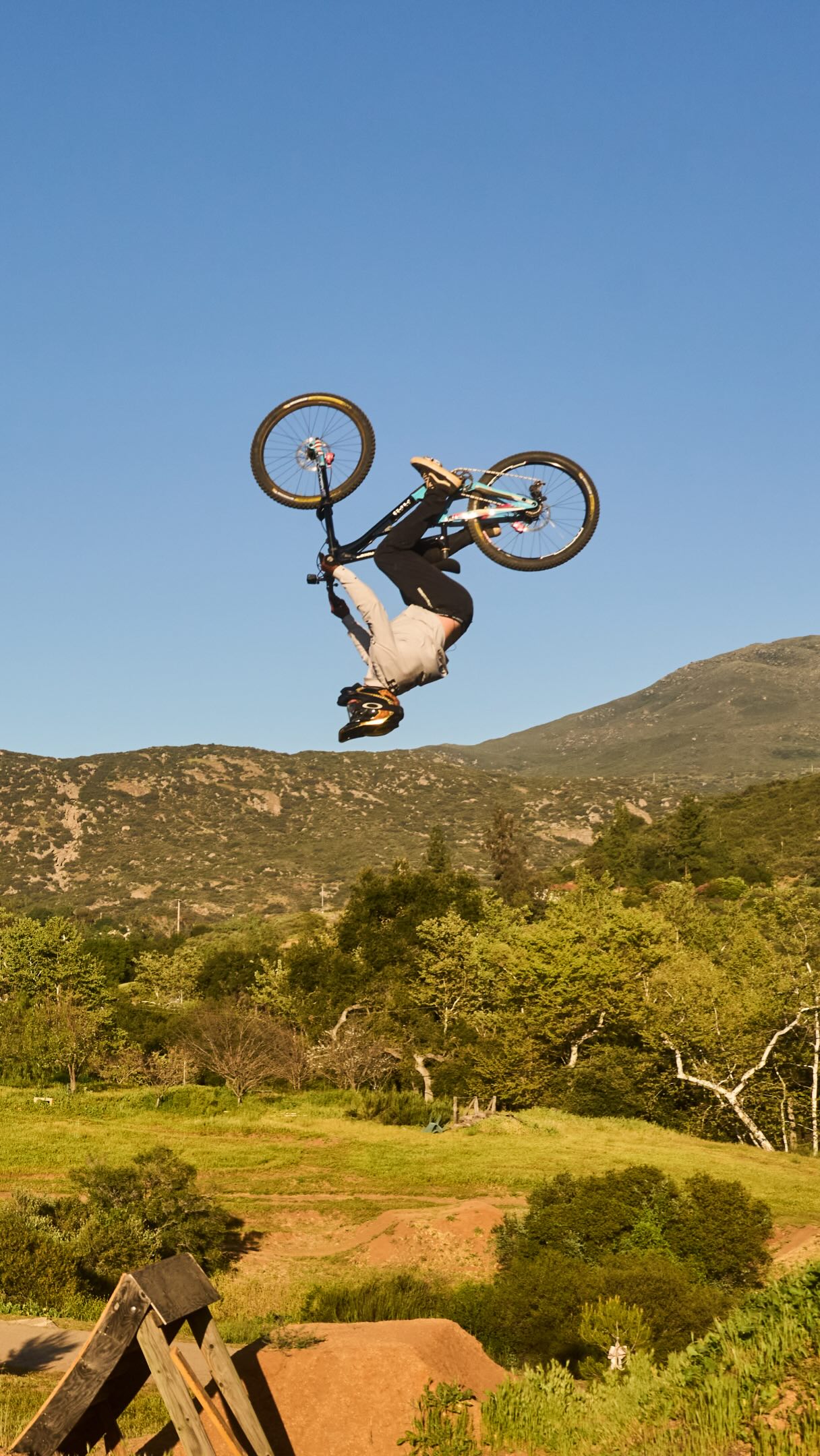 @kylestrait has one of the most legendary private mountain bike compounds on the planet... And @Selema just got access to it. 🔓

In this week’s episode of the Team Ignition Show, Selema heads to Strait Acres to ride alongside freeride MTB legend Kyle Strait.

After teaching Selema how to land a jump properly, Kyle shares the story of his worst crash ever, and how he fought his way back to compete at Red Bull Rampage.

🎥 Catch Kyle on the latest episode of the Team Ignition Show now. Link in bio.

#teamignition #podcast #mountainbike #freeride #mtb