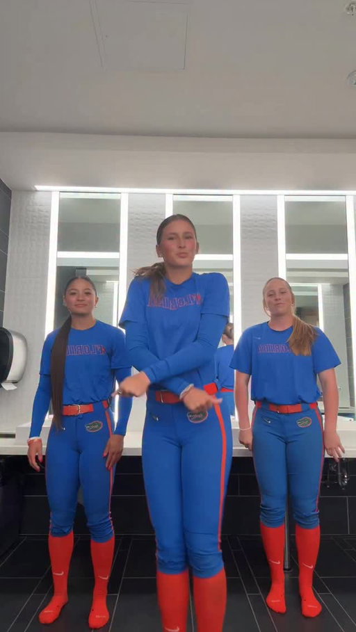 hi i miss softball and my friends 🥹🤟🏼 

#explorepage #explore #gogators #ncaasoftball #dance