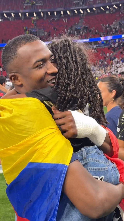 A special moment for William Pacho and his family 💛