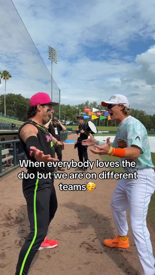 WE ARE BACK🎉🤝
.
.
#bananaball #duo #bestfriend #minons #disney