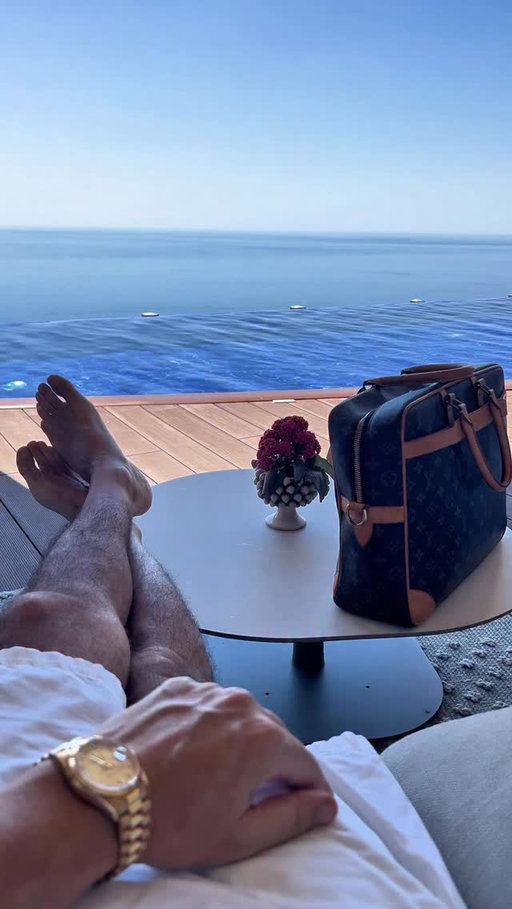 Office Views. @otaa @danielrecollection

#madeinitaly #italianluxuryliving #bespoketailoring #wealth #otaa