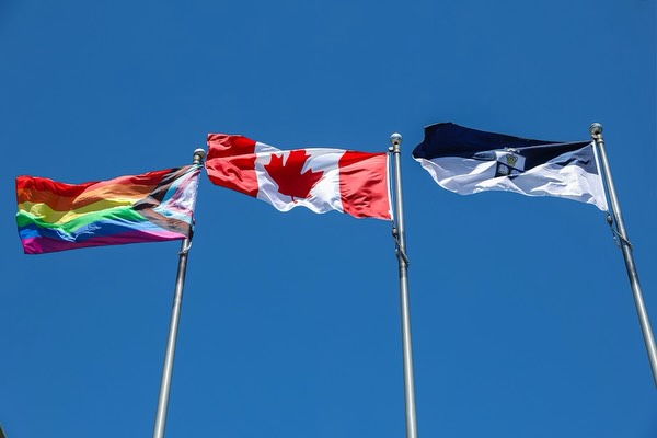 #UofT marked the start of Pride month on June 1 by raising the Progress Pride Flag across its three campuses. 🏳️‍🌈
 
At Varsity Stadium on the St. George campus, the Faculty of Kinesiology & Physical Education (KPE) and the Institutional Equity Office, hosted their annual flag-raising ceremony. 
 
Similar ceremonies were held at @utsc & @uoftmississauga.
 
Read more at our link in bio or at uoft.me/crm.
 
Happy Pride, #UofT!