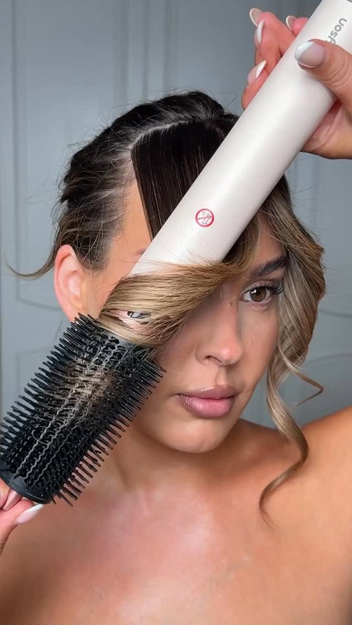 Cassie euphoria messy bun tutorial 🤍✨
@dysonbeauty Coanda 
@kerastase_official hair elixir 
@livingproofuk flex hairspray 
@fentybeauty fussy gloss bomb 
-
-
-
#messybuntutorial #haircare #hairtutorial #fringestyling #cassieeuphoriahair