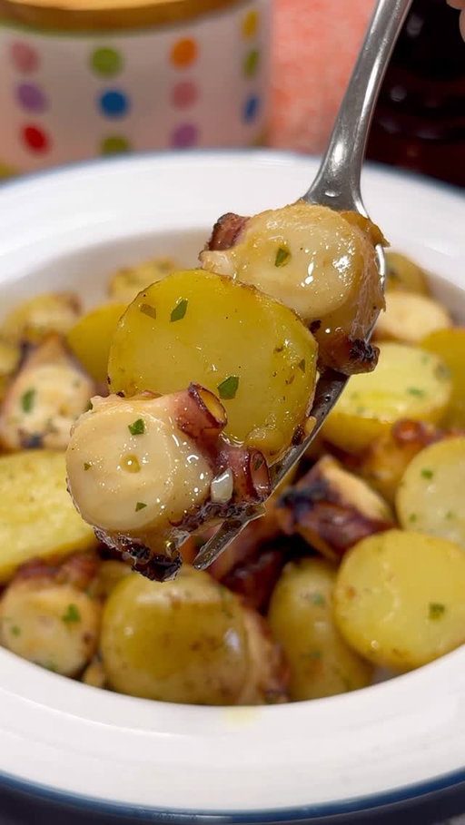 Papas al limón con pulpo!🐙🍋
Unas patatas crujientes por fuera, tiernas por dentro y con ese toque de ajo y limón que las hace irresistibles. Y si las acompañas con pulpo braseado ya son una auténtica locura. Anímate a hacerlas, ya verás qué éxito!!
•
INGREDIENTES:
500 grs. patatas (mejor pequeñas)
250 grs. pulpo cocido
1 hoja laurel
2 cs. mantequilla
5 dientes de ajo
Zumo de un limón (al gusto)
Perejil fresco
Sal y pimienta negra
•
Lava bien las patatas (yo las he puesto con piel) y córtalas a la mitad, ponlas a hervir en una cazuela con abundante agua, una hojita de laurel y sal, hasta que estén al dente (unos 15 mins. aprox.) pincha con un tenedor y comprueba que estén tiernas. Retira, deja templar y reserva. Saltea los rejos de pulpo cocido en una sartén con un poquito de aceite, reserva.
•
En la misma sartén, añade la mantequilla y los ajos bien picaditos, deja que se pochen, entonces incorpora las patatas troceadas y saltea todo el conjunto. Agrega el pulpo braseado ya troceado, salpimenta al gusto, exprime el zumo de limón (la cantidad dependerá de tu gusto) y un poco de perejil fresco picado. Sirve bien caliente y a disfrutar de esta maravilla.