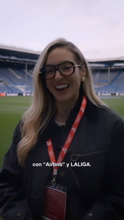 #publi Y por fin pasó😀. Hay algo muy especial en compartir tu mundo con personas que lo viven por primera vez. Mendizorroza, desde sus entrañas, sintiendo el fútbol como nunca antes. Eso es lo que @airbnb y @laliga hacen posible. Experiencias únicas que mezclan fútbol, comunidad y emoción de la buena. Gracias a los que lo vivisteis conmigo. #AirbnbLALIGA ♥️🫰🏻