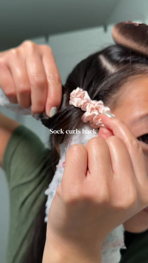 This slip knot is my secret weapon for everything 💁🏻‍♀️ #hair #hairtips #hairtutorial #hairhack #sockcurls