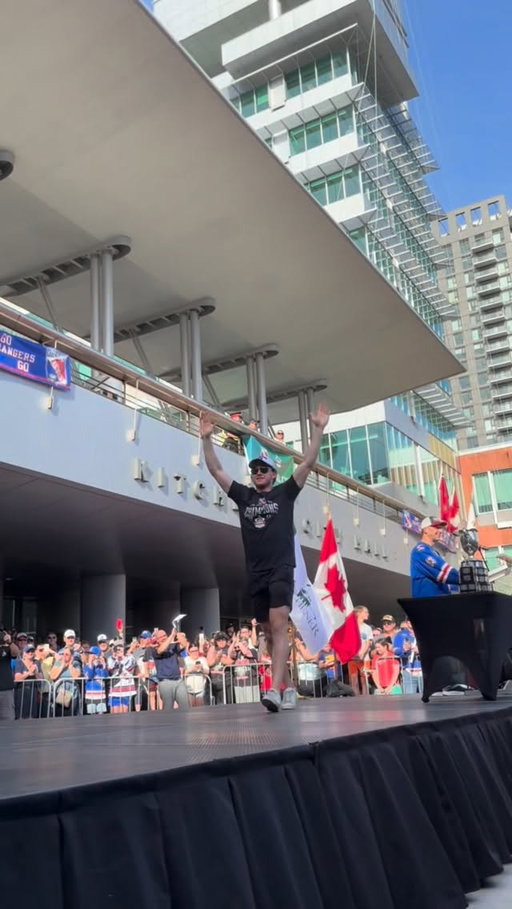Kitchener came out for their champions. 🏆💙

Captain Cam Reid and the #MemorialCup receive a warm welcome from @OHLRangers fans!