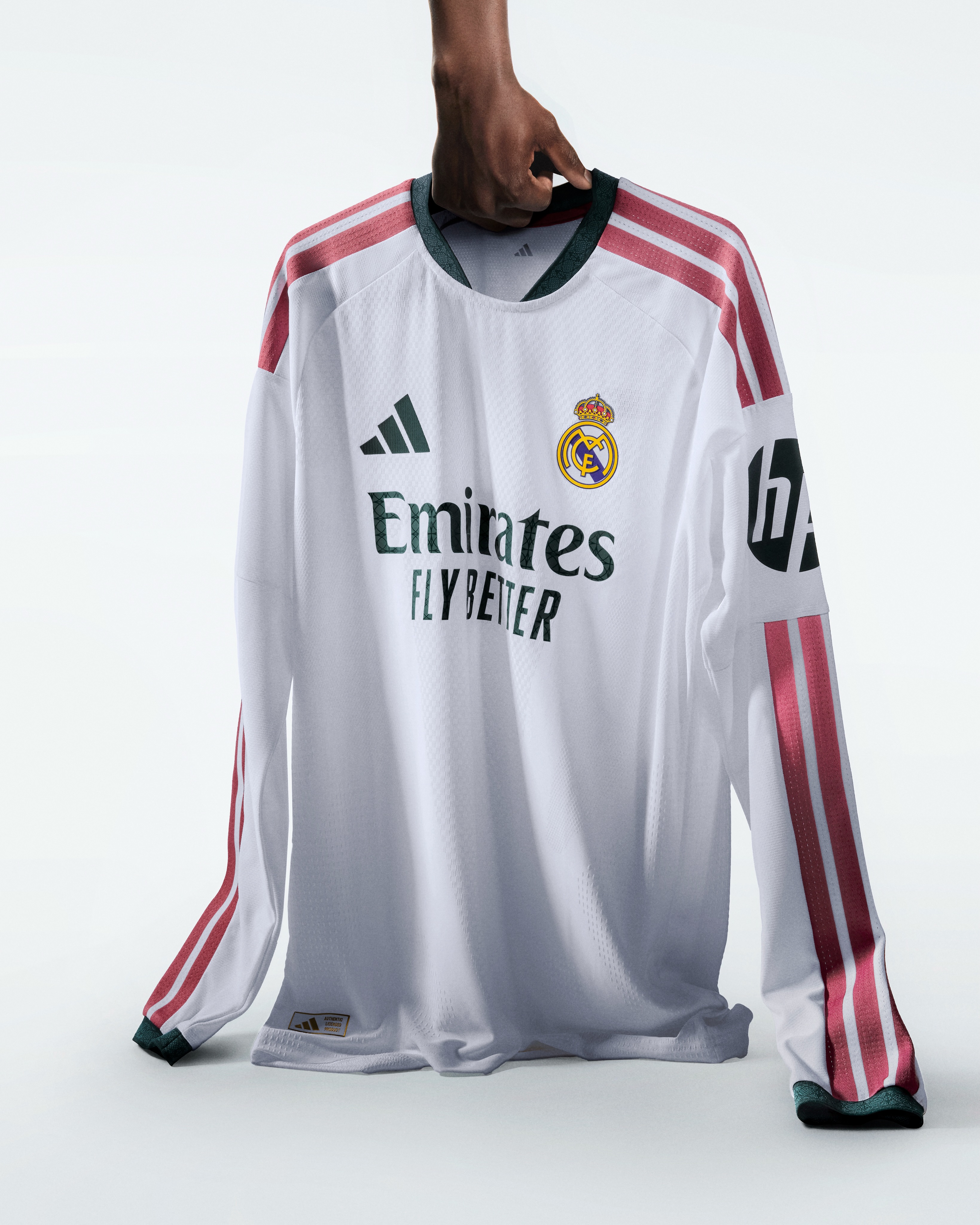 🚨 𝑺𝑯𝑰𝑹𝑻 𝑨𝑳𝑬𝑹𝑻: The new Real Madrid home shirt 👑 

Elevated with green and pink accents as well as graphic details taken from their iconic club crest.

What do you think? 🤔
