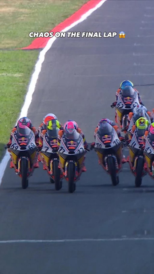 Can you count how many riders were going side by side into turn 1? 😅🔥

#RedBullRookiesCup #RoadToMotoGP #MotoGP #Racing #ItalianGP
