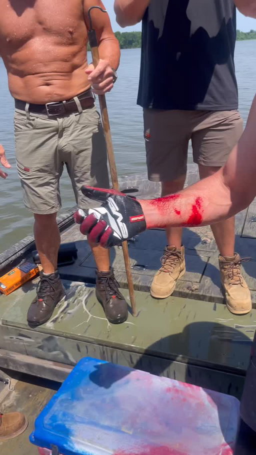 Epic day with the @bruntworkwear crew 👍
@hannahbarron96 @channel199 @brunt_hype_officer @stripperjosh_  @comboversteve @jeffbarron70 @jonahstaab 
#noodling full episode will be out soon on @channel199 🇺🇸