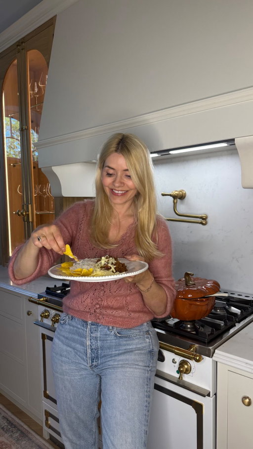 As promised, my family Chilli in my favourite pot… it’s not perfect, it’s got cheats galore and yes,  I’m fully aware I may be pronouncing Paprika wrong 🤣🌶️ 👩🏼‍🍳 🩷