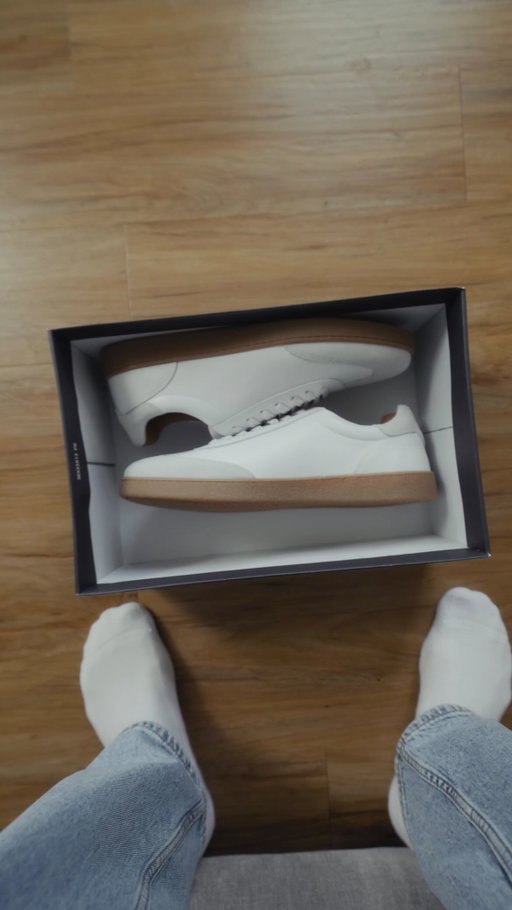POV: your new whites just arrived 📦 
The Vista in white nappa leather — minimal, handcrafted, built for all-day wear. These are staying on!
@thursdayboots 
@thursdaysneakers 

#unboxing #newshoes #thursdayboots #whitesneakers #mensfashion