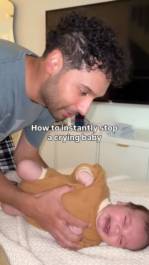 If your baby’s fussy, try this! 👇🏽

Step 1: fold baby’s arms across the chest
Step 2: roll them on to their side
Step 3: lift and support their bottom
Step 4: keep baby at a slight angle
Step 5: gently sway back + forth