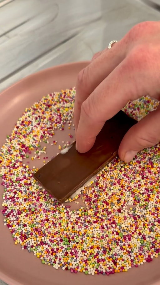 Dot cake, but make it KitKat 😋 @thedotcakes