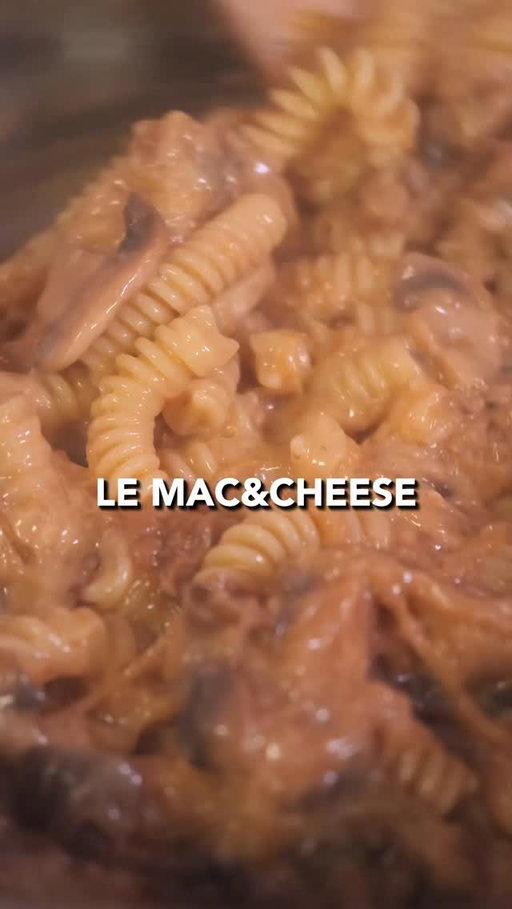 Un jour j’irais manger chez Martin Picard du restaurant @cabaneaupieddecochon ! En attendant je te fais un mac n cheese hyper gourmand, végétarien, aux oignons et au sirop d’érable, le truc facile et pas trop cher ! 
Pour 2 ou 4 personnes : 
400 g de mafaldine ou fusilli rumo (c’est pas une sponso)
6 oignons
100 g Champignons 
8 cl de sirop d’érable
30 g de farine
5 g de sel
5 g de poivre
200 g de cheddar
#macncheese #maplesyrup #love