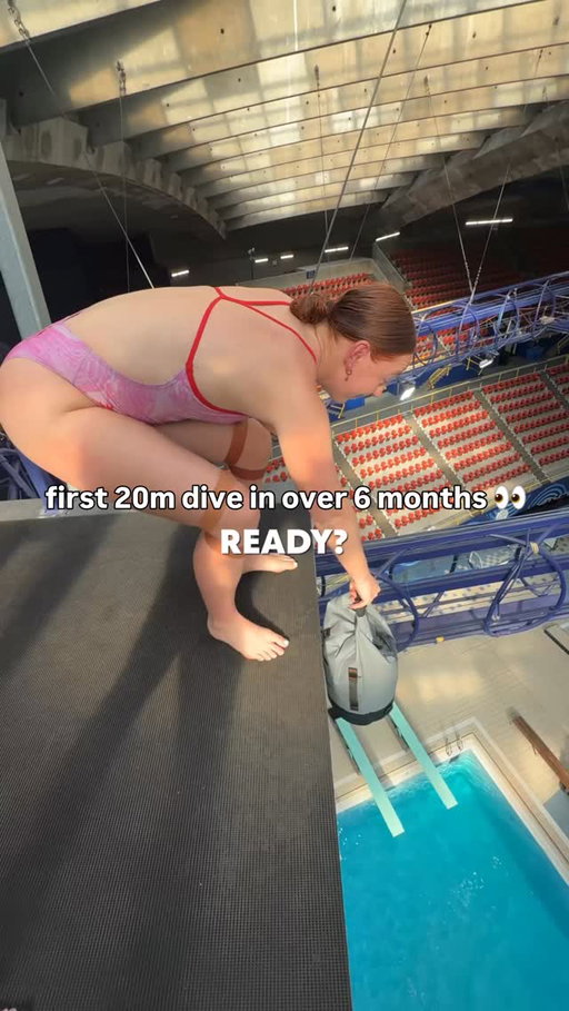 @mollycarslon1’s bravery knows no heights 🙌     

#RedBullCliffDiving #CliffDiving #Diving #RedBull #GivesYouWiiings