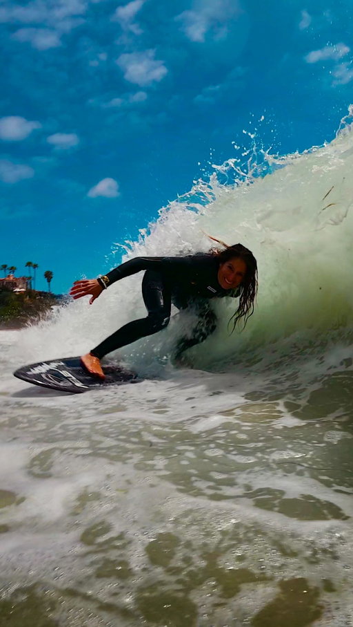 Summer’s on ☀️🎛️ 

… so are the waves 🌊🙌
🎥: @samvictor7 
⌚️: @freestylewatches 
🩱: @bodyglovegirl
🏄🏽‍♀️: @victoriaskimboards 
🕯️: @waxproject

#Skimboarding
#SkimGirlz