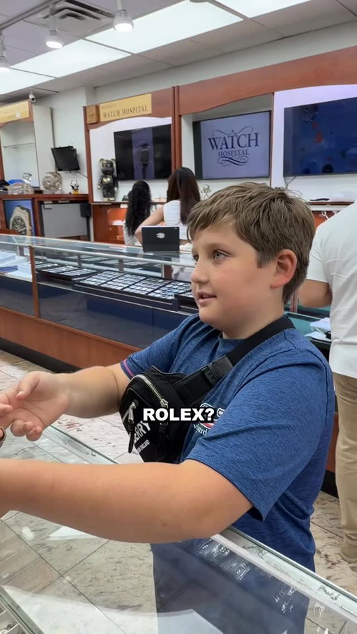HIS FIRST MAZAL 👑👑

#watch #watchcollector #jewelry #watchmania #viral
