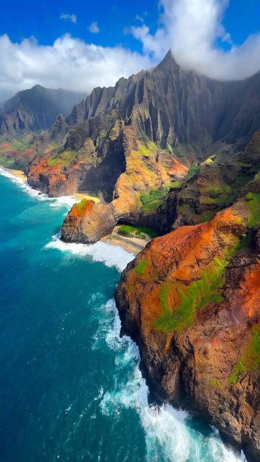 The Napali Coast in Hawaii is INSANE 🤯🚁 

Massive thanks to @airkauai for the ride 

#hawaii #travel #adventure #nature #ocean