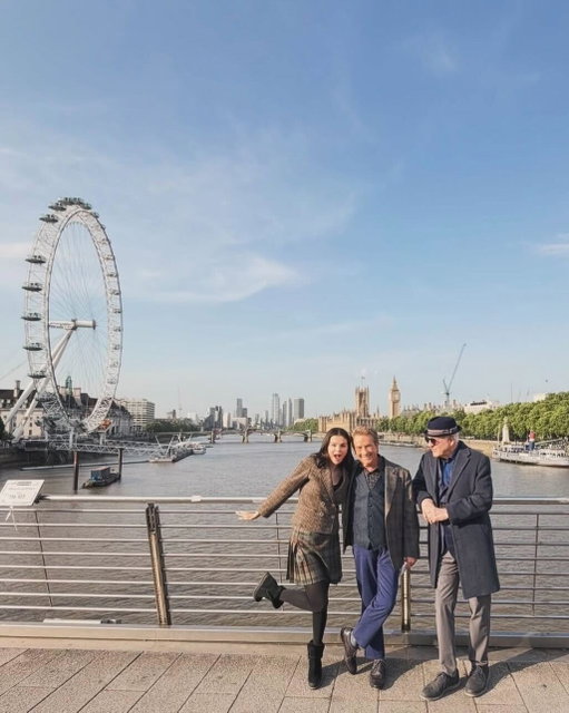 Postcard from London! 🇬🇧 #OMITB #BehindTheScenes
 
📸: @selenagomez, @stevemartinreally