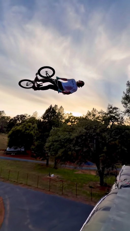 one of my favorite feelings tricks!
•
@monsterenergy @hyperbmx @snafubmx @danscompinstagram @fisthandwear @nitrocircus @xgames_losangeles 
#monsterenergy #nitrocircus #explore #sunset