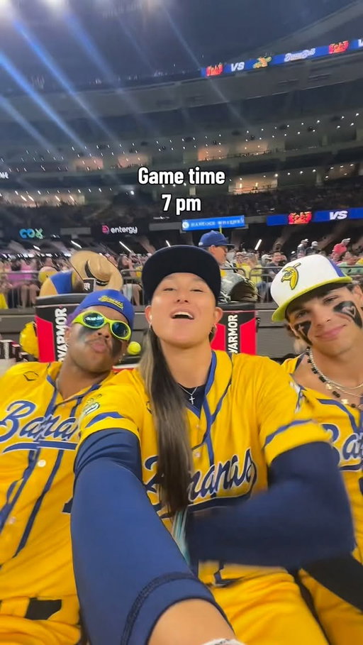 Workin hard or hardly workin? 

#BeYou. #womeninsports #savannahbananas #gameday