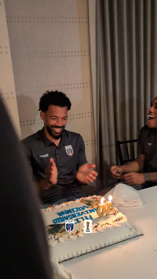Feliz aniversário 🎂🥳 @vozinha1 

O nosso Tubarão Azul, Josimar Dias 'Vozinha', celebrou hoje mais um aniversário e claro, foi-lhe cantado os parabéns com a sua segunda família, a família dos Tubarões Azuis 

Parabéns Vozinha 

----
#FIFAWorldCup | #FIFAWorldCup2026 | #CaboVerde | #TubarõesAzuis | #WeAreCaboVerde