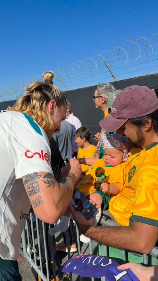 A heartwarming moment as Jackson Irvine meets one of our youngest fans 🥹

#Socceroos