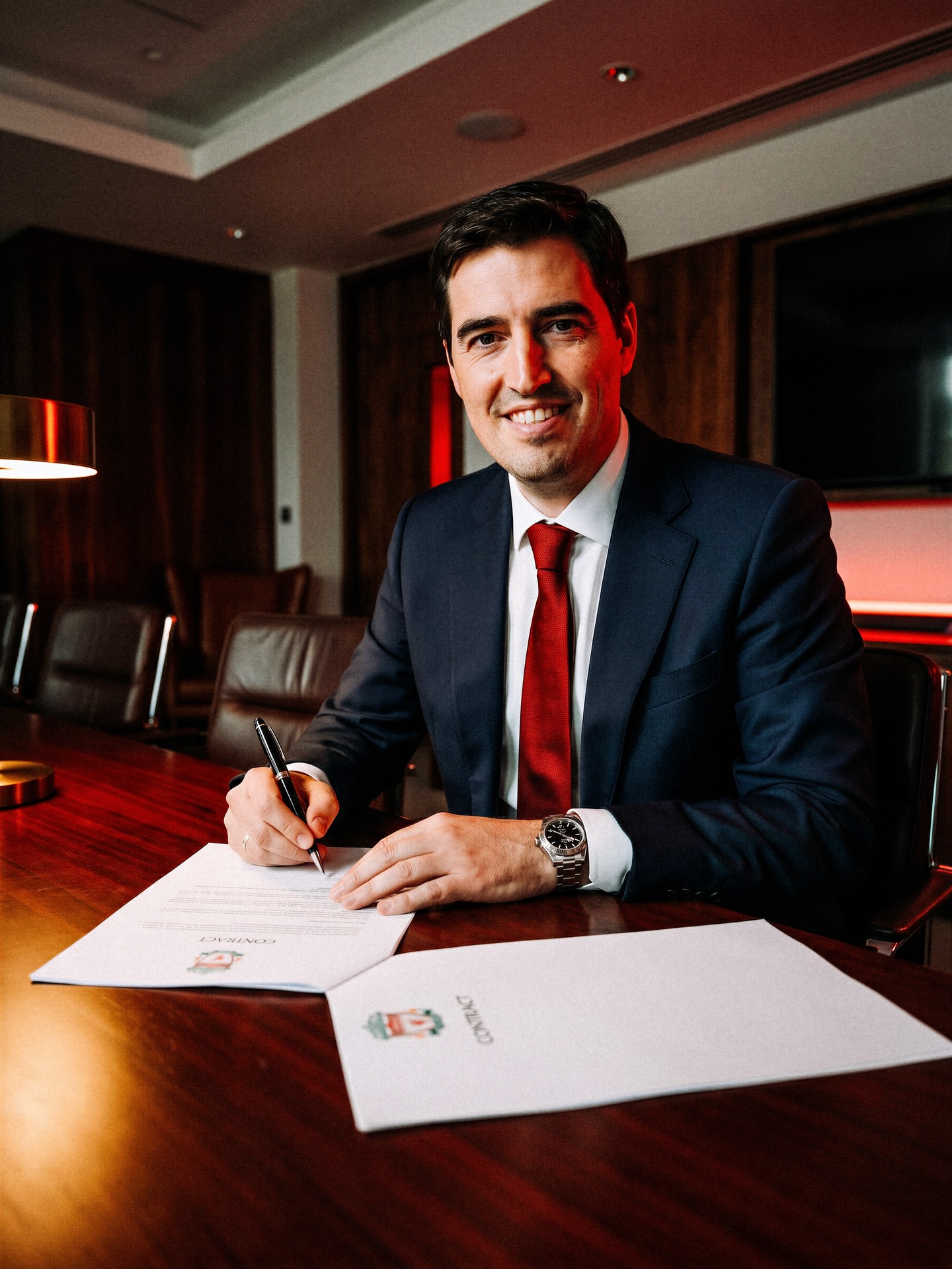 🚨 𝐎𝐅𝐅𝐈𝐂𝐈𝐀𝐋: Andoni Iraola has 𝐏𝐔𝐓 𝐏𝐄𝐍 𝐓𝐎 𝐏𝐀𝐏𝐄𝐑 on Merseyside today as new Liverpool boss 🛑✍🏼

Contract until 𝐉𝐔𝐍𝐄 𝟐𝟎𝟐𝟖, all completed and delivered 📨🇪🇸

𝐑𝐚𝐭𝐞 𝐭𝐡𝐢𝐬 𝐚𝐩𝐩𝐨𝐢𝐧𝐭𝐦𝐞𝐧𝐭 𝐟𝐨𝐫 𝐭𝐡𝐞 𝐑𝐞𝐝𝐬 𝐟𝐫𝐨𝐦 𝟏 𝐭𝐨 𝟏𝟎 🆕👔