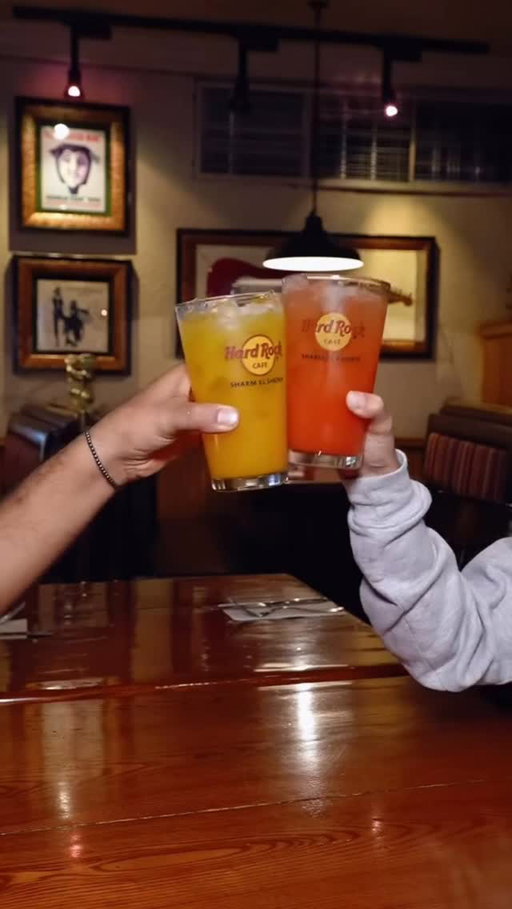Real friendship is celebrating every goal together… and when the food arrives. ⚽️ 🙌

🎥 @hardrockcafesharm
